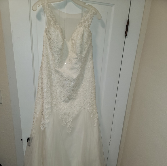 Wedding dress - Picture 1 of 5